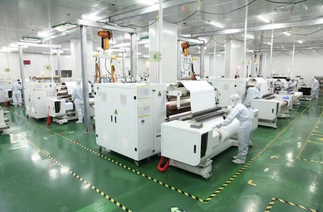 全球最大干法隔膜生產基地24小時連軸生產,"停產一天都是要違約的"