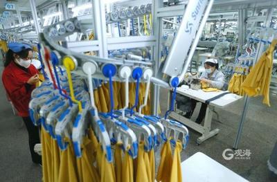 即墨服裝企業生產線實拍:海外市場"爆單" 工廠加班趕制